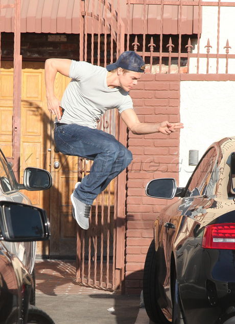 Derek Hough dancing ith the stars hat 