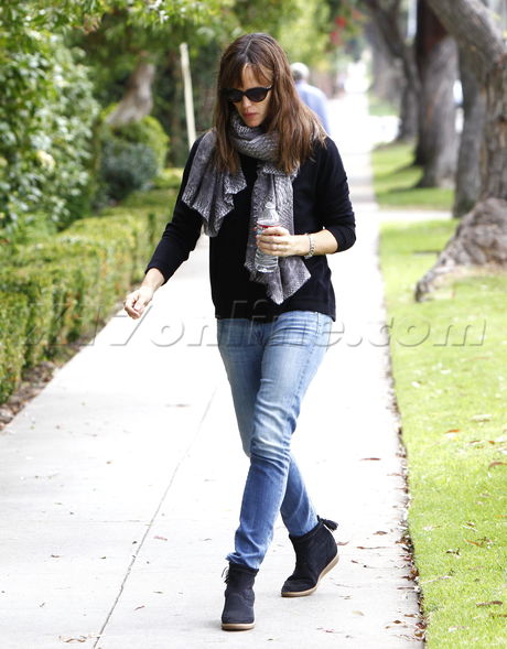 Jennifer Garner Brentwood boots scarf 