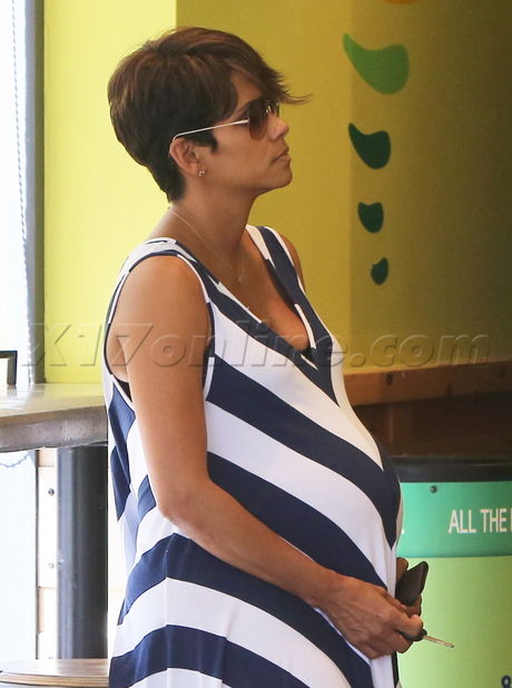 Halle Berry stripes pregnant sunglasses jamba juice maxi 