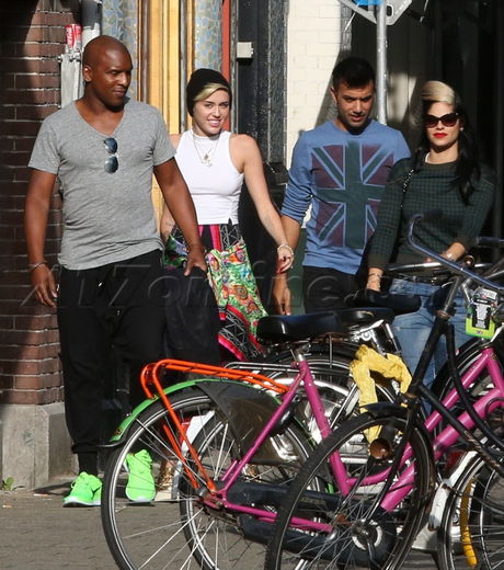 Miley Cyrus beanie singer amsterdam netherlands bad girl