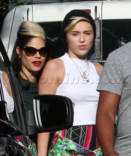 Miley Cyrus beanie singer amsterdam netherlands bad girl 