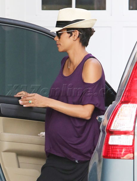 Halle Berry  pregnant hat sunglasses 