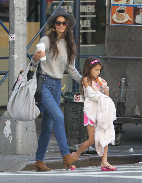 Suri Cruise Katie Holmes cast juice box new york city high=wasited denim