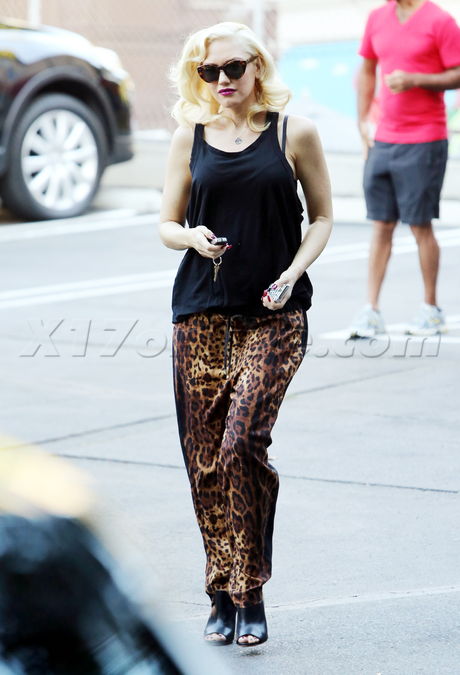 Gwen Stefani blonde pregnant tank top leopard print 