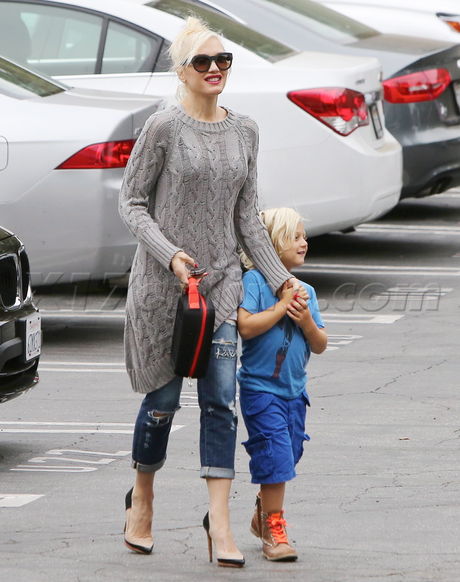 Gwen Stefani school sunglasses blonde sweater zuma singer no doubt pregnant 