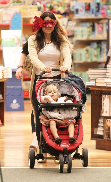 sunglasses jeans stroller Bethenny Frankel  barnes and noble 