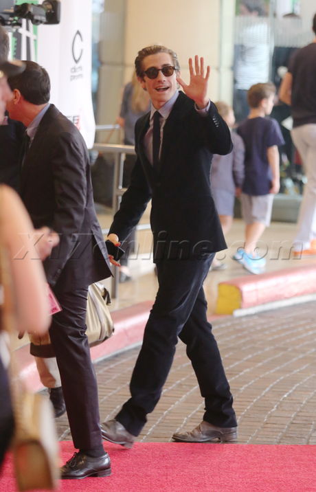 Jake Gyllenhaal suit sunglasses weight thin age Hollywood Film Awards wave 