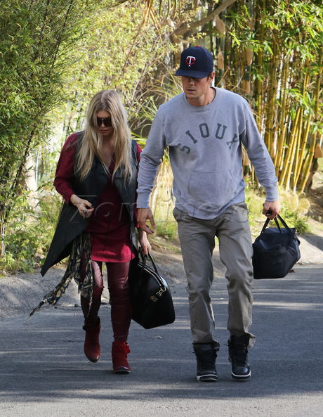 sunglasses Fergie Josh Duhamel sweats hat chinos baseball hat spandex 