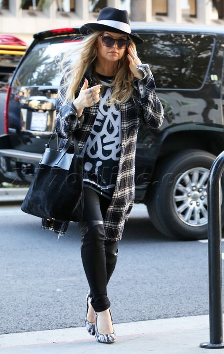 Fergie Josh Duhamel suv jeans hat black and white heels fedora 