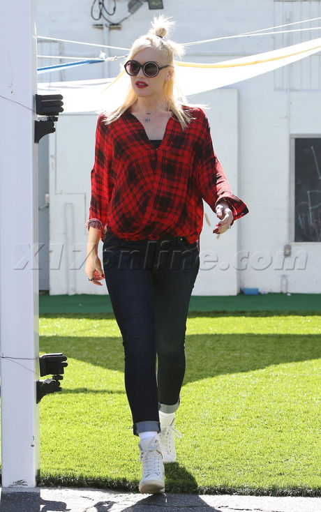 Gwen Stefani plaid shirt jeans wdges sunglasses pregnant 