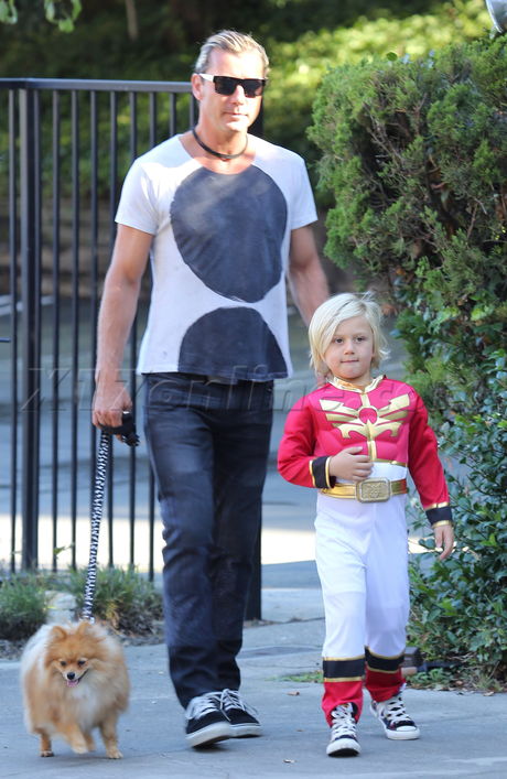 Gwen Stefani plaid shirt jeans wdges sunglasses pregnant 