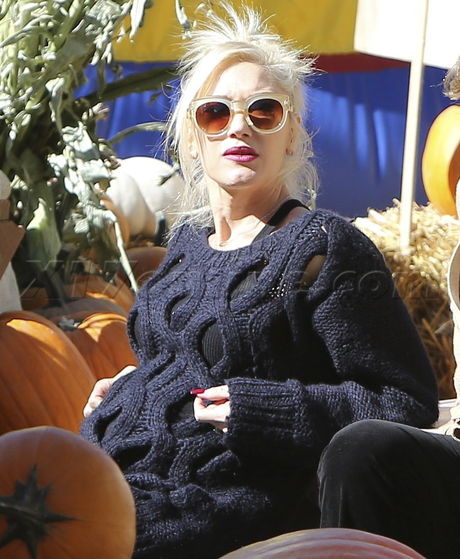 sunglasses Gavin Rossdale  Gwen Stefani lollipop park ride go karts pregnant jeans 