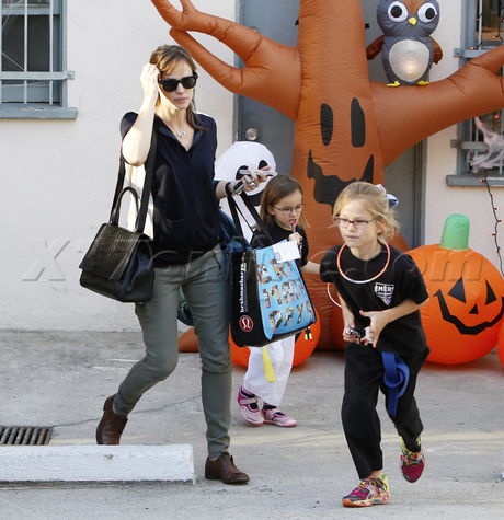 jeans Jennifer Garner karate sunglasses violet seraphina 