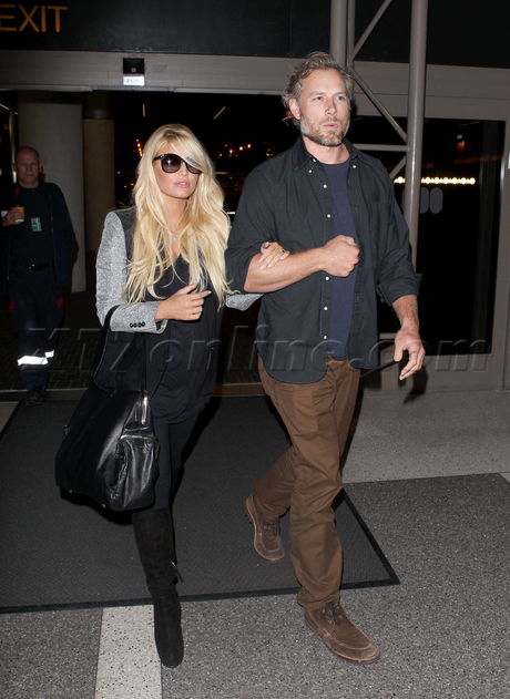 blonde singer sunglasses baby weight 