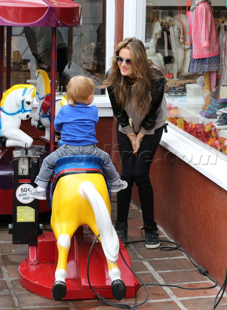 Alessandra Ambrosio leather fashion noah baby break up sunglasses gloomy no make up make-up free 