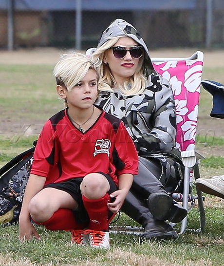 Gwen Stefanisoccer Kingston urban camoflage pregnant mom 