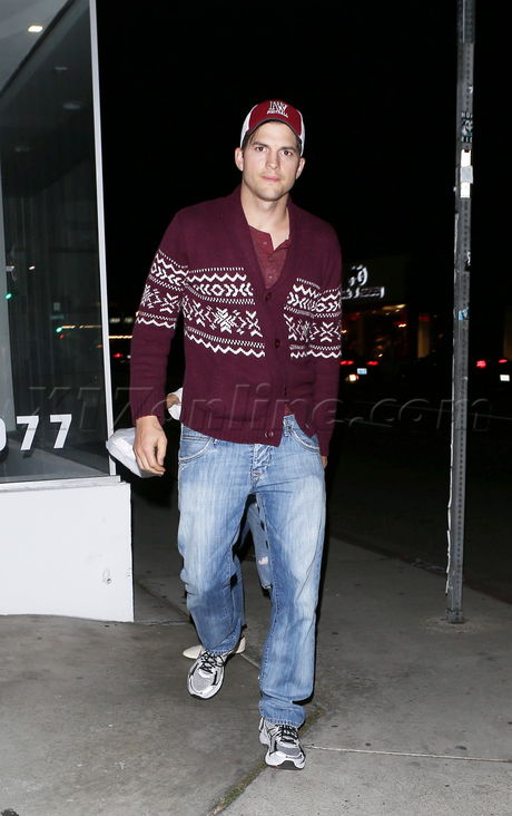 Ashton Kutcher  Mila Kunis jeans holding hands hat sweater Carlitos Gardel Restaurant yelling angry 