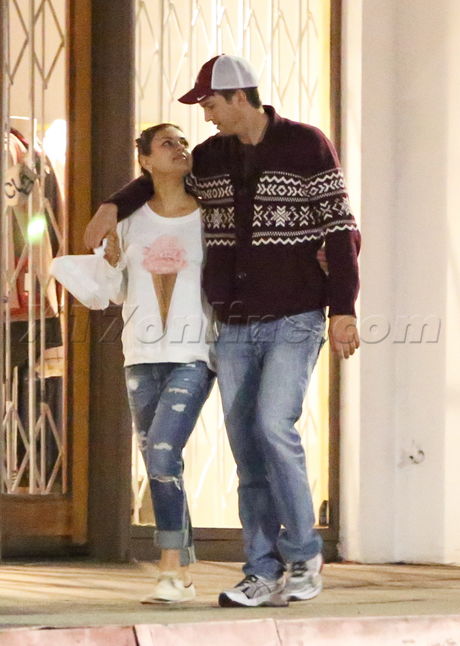 Ashton Kutcher Mila Kunis jeans holding hands hat sweater Carlitos Gardel Restaurant