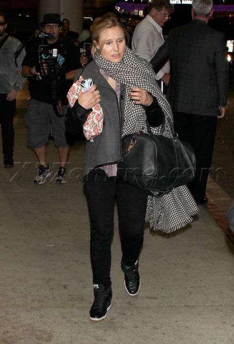 Kristen Bell scarf blanket lax airport blonde