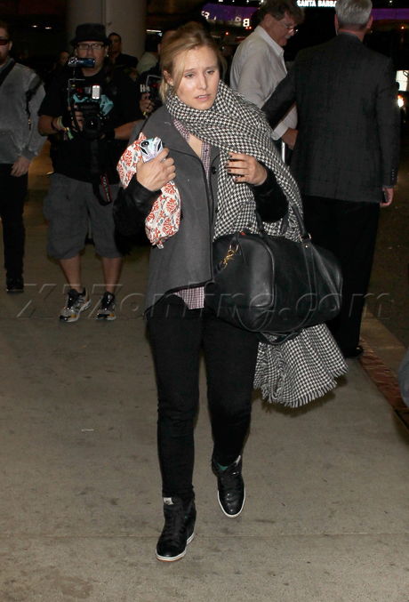 Kristen Bell scarf blanket lax airport blonde 