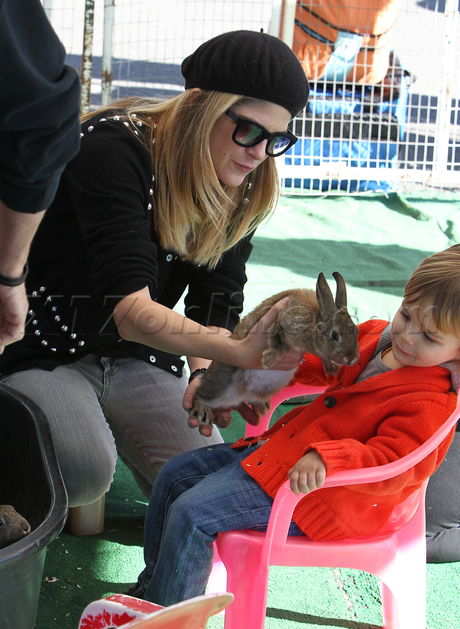 Selma Blair beret farmers market sunglasses jeans sweater arthur train 