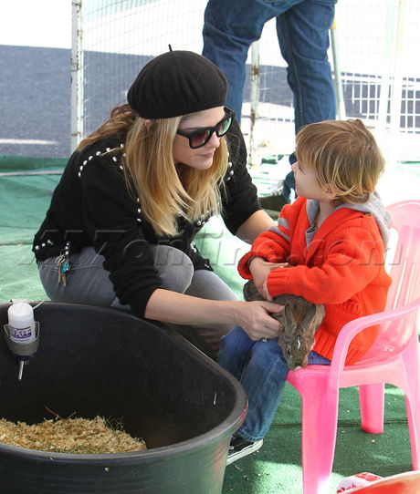 Selma Blair beret farmers market sunglasses jeans sweater arthur train 