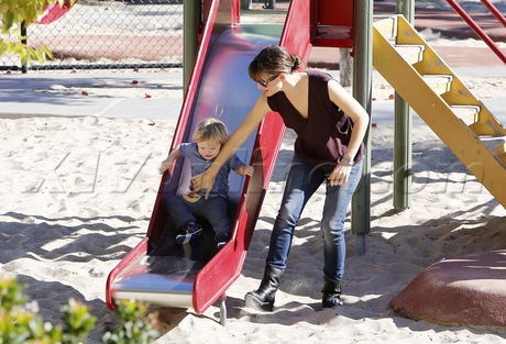 Jennifer Garner parlk park ben affleck batman children play smile happy sunglasses kiss 