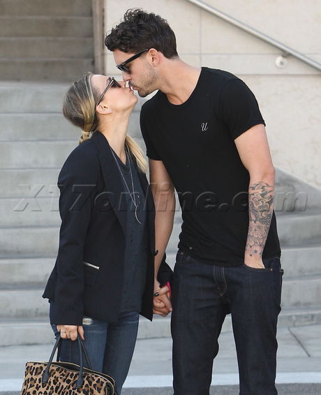 blonde boots sunglasses tight jeans Kaley Cuoco blazer print purse