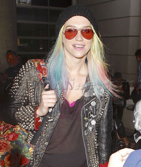 Ke$ha airport lax singer fashion gold tooth leather jacket studded smile 