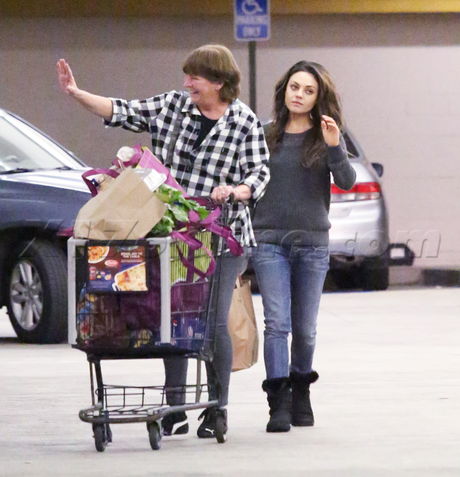 Ashton Kutcher Mila Kunis jeans sweater shopping hair boots groceries