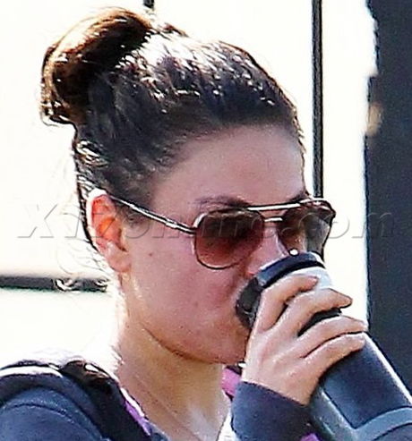 Mila Kuis sweat gym sweats pimples bad skin ashton kutcher no make up sunglasses