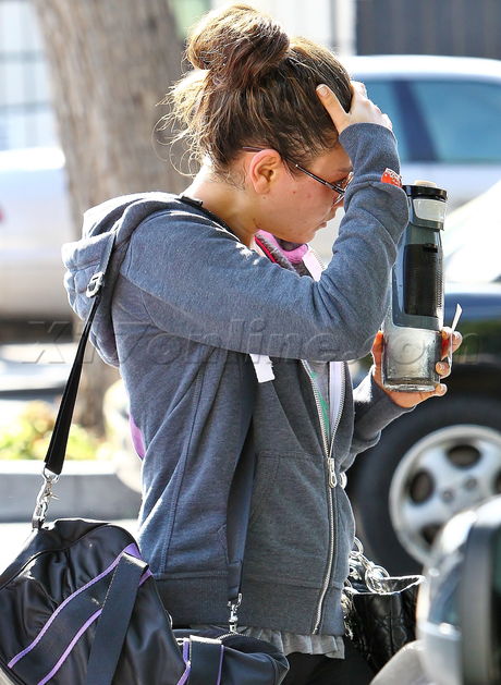 Mila Kuis sweat gym sweats pimples bad skin ashton kutcher no make up sunglasses