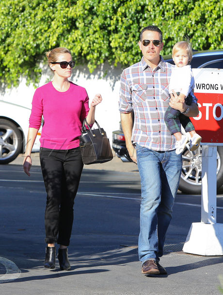 farmers market sunglasses jeans pink sweater baby jim toth Reese Witherspoon boots brentwood