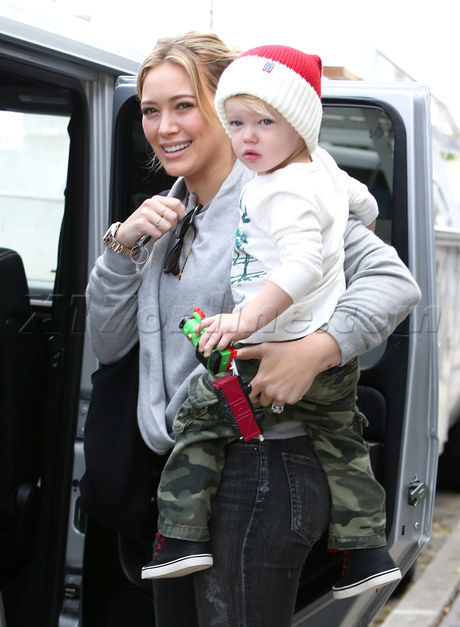 Hilary Duff Luca Christmas Jamer Perse photo bomb