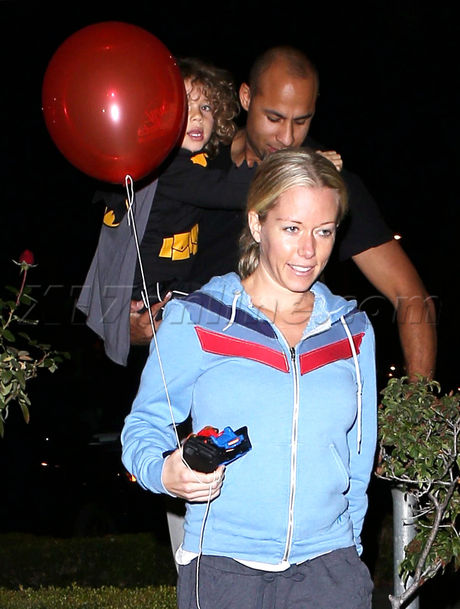 Kendra Wilkinson, Hank Baskett pregnant Studio City birthday Johnny Rockets
