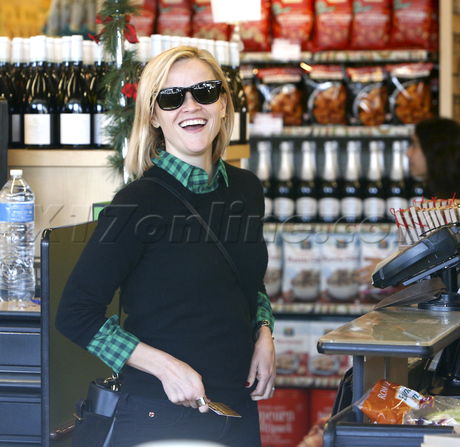Reese Witherspoon Brentwood Whole Foods shopping Deacon