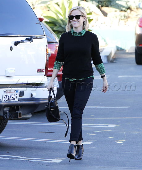 Reese Witherspoon Brentwood Whole Foods shopping Deacon