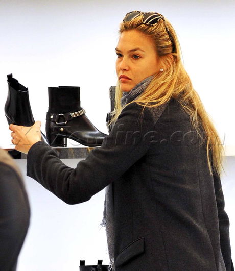 Bar Refaeli scarf fashion model shopping milan italy no make up