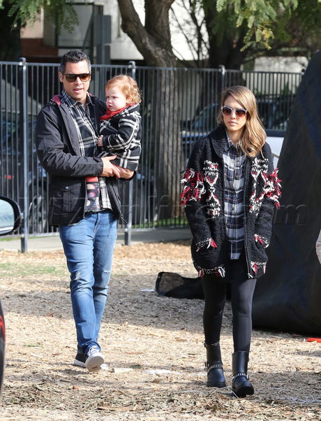 Jessica Alba shopping christmas jeans sweater mr greentrees