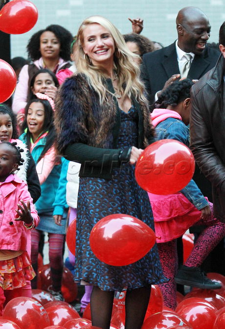 filming movie annie remake dancing ose Byrne, Cameron Diaz, Jamie Foxx Quvenzhane Wallis Rose Byrne, Cameron Diaz, Jamie Foxx