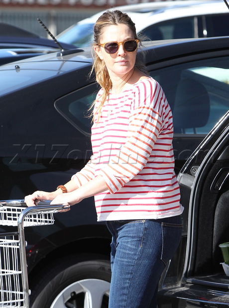 sunglasses jeans shopping Drew Barrymore stripes pregnant 