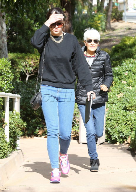 Amanda Bynes rehab denim thousand oaks necklace sunglasses