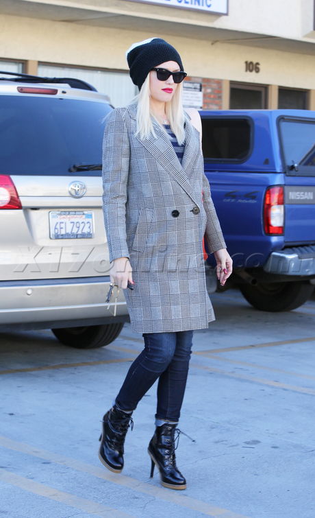 jeans Gwen Stefani  knit cap harringbone sunglasses pregnant boots acupuncture 