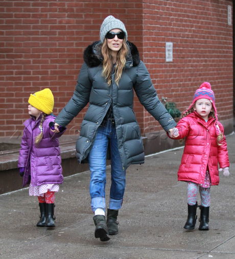 Sarah Jessica Parker twins new york city cold chilly jacket beanie cute adorable sunglasses 