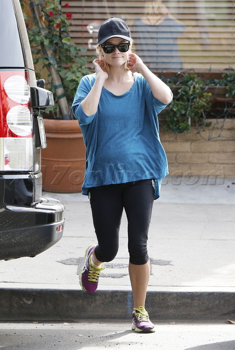 Reese Witherspoon blonde workout sunglasses hat smile take out food