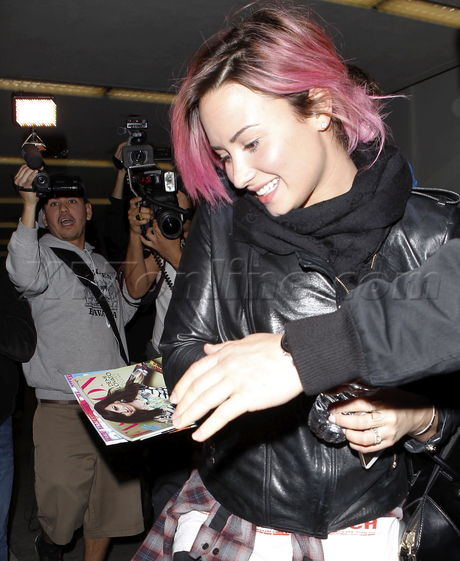 airport lax Demi Lovato pink hair engagement ring 