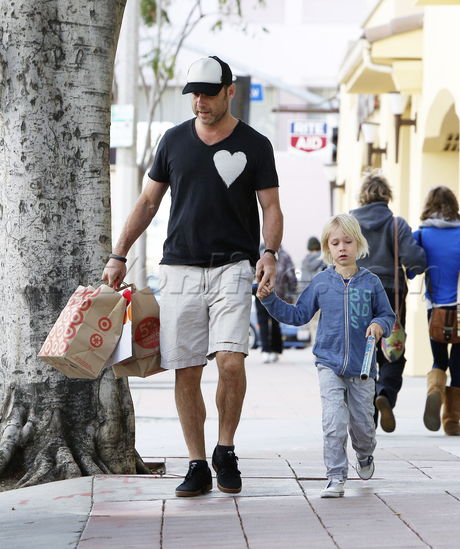 sunglasses Liev Schreiber shorts hat