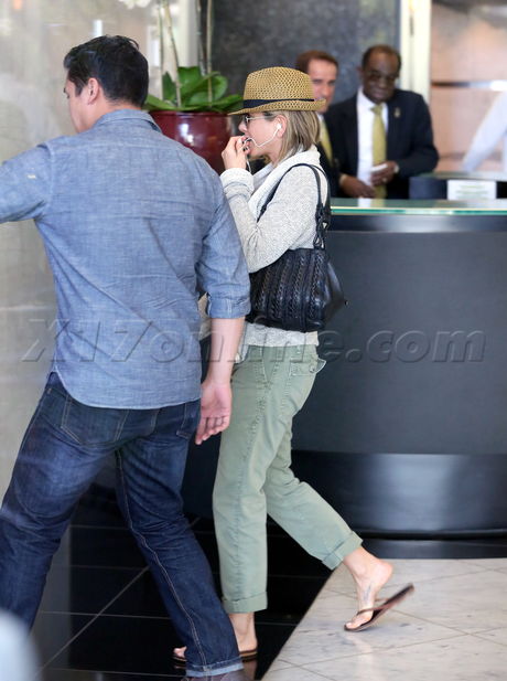 Jennifer Aniston hat sunglasses brad pitt facial clinic flip flops