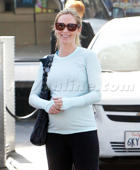 Emily Blunt sunglasses hugo's pregnant smile baby bump 