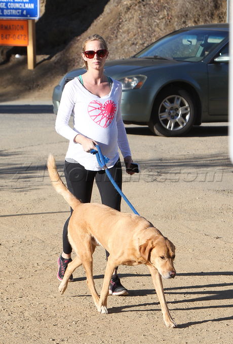 Emily Blunt dog runyon canyon sunglasses spendex pregnant 
